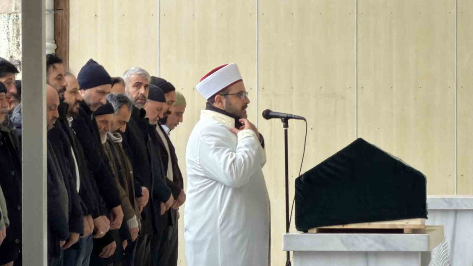 arnavutkoyde cami avlusunda vurulan yasli adam son yolculuguna ugurlandi 2