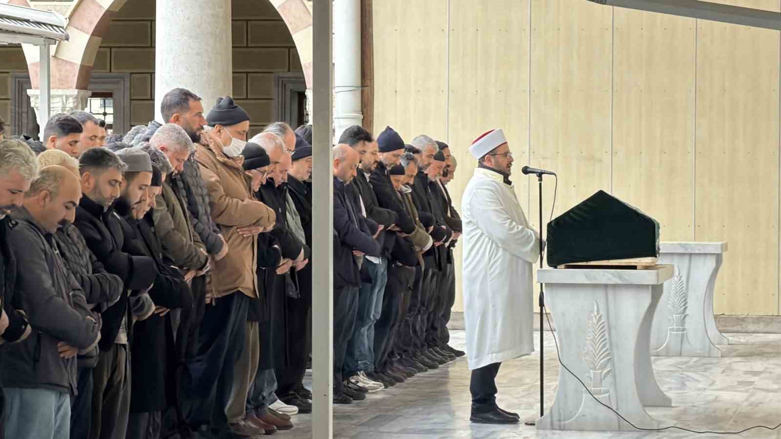arnavutkoyde cami avlusunda vurulan yasli adam son yolculuguna ugurlandi 4 qjCYGVsd