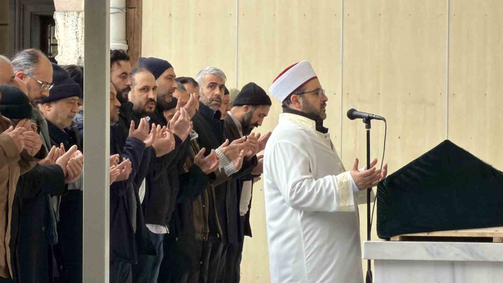 arnavutkoyde cami avlusunda vurulan yasli adam son yolculuguna ugurlandi 6 wTeeuFBp
