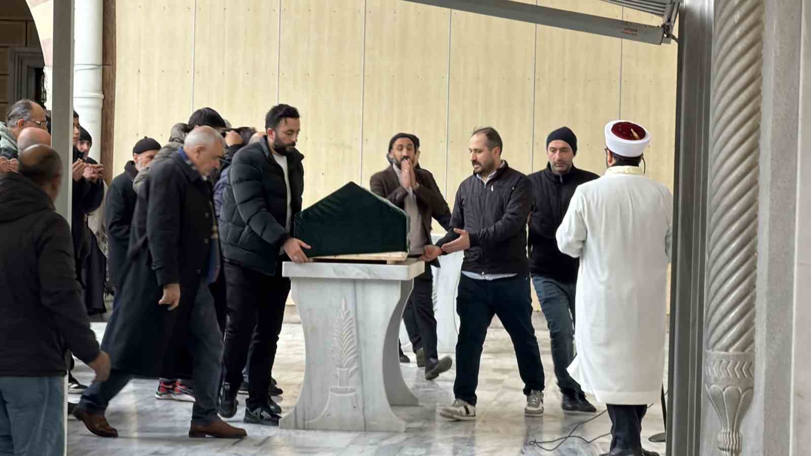 arnavutkoyde cami avlusunda vurulan yasli adam son yolculuguna ugurlandi 7 ssehaIGa