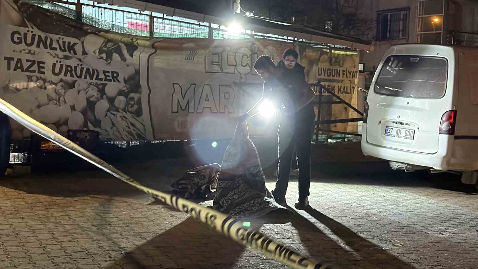 Arnavutköy’de cami avlusunda yaşlı adama silahlı saldırı: 1 yaralı 5 arnavutkoyde cami avlusunda yasli adama silahli saldiri 1 yarali 1 HplAtO88
