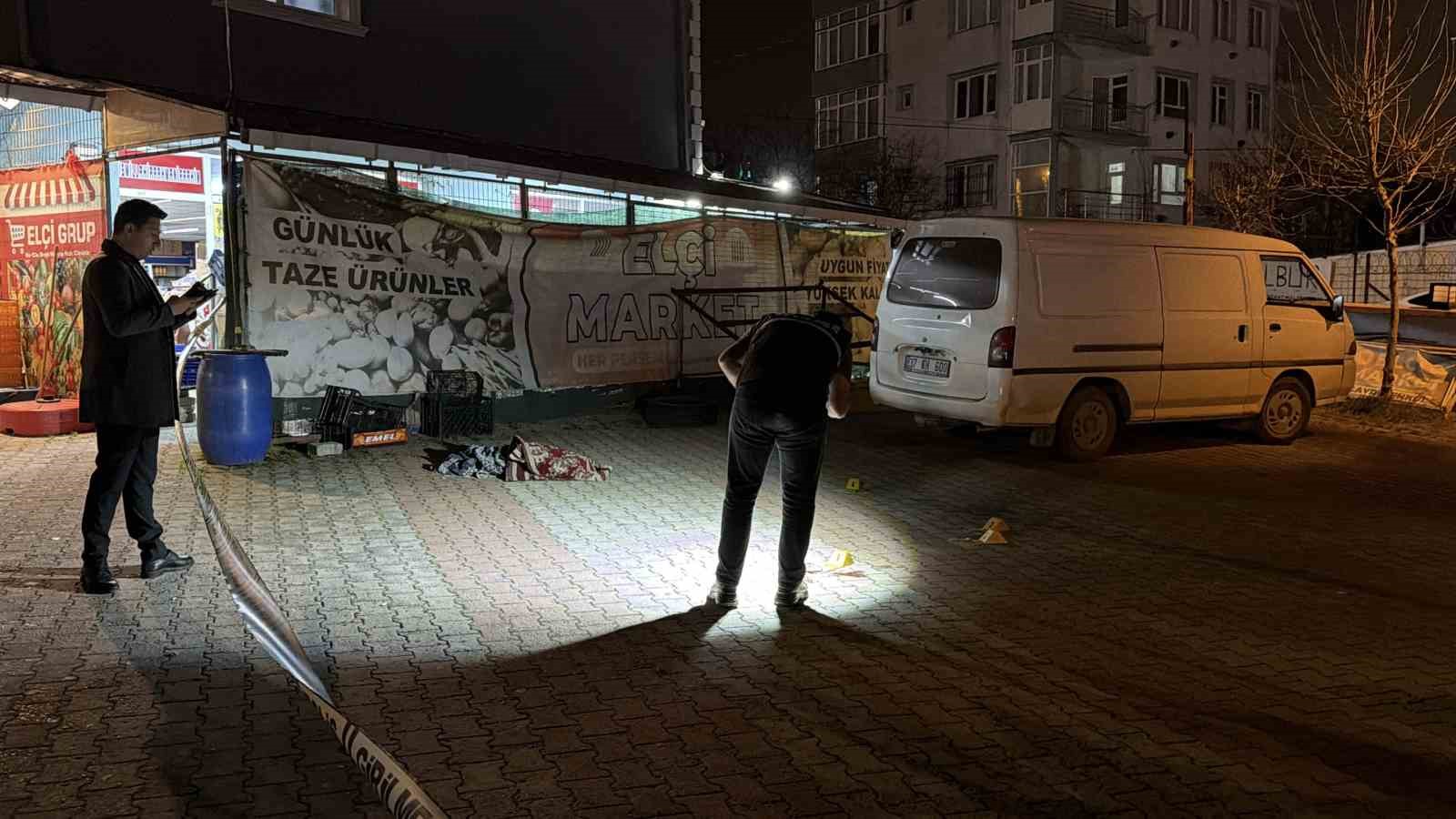 Arnavutköy’de cami avlusunda yaşlı adama silahlı saldırı: 1 yaralı 6 arnavutkoyde cami avlusunda yasli adama silahli saldiri 1 yarali 2 WMUegJyB