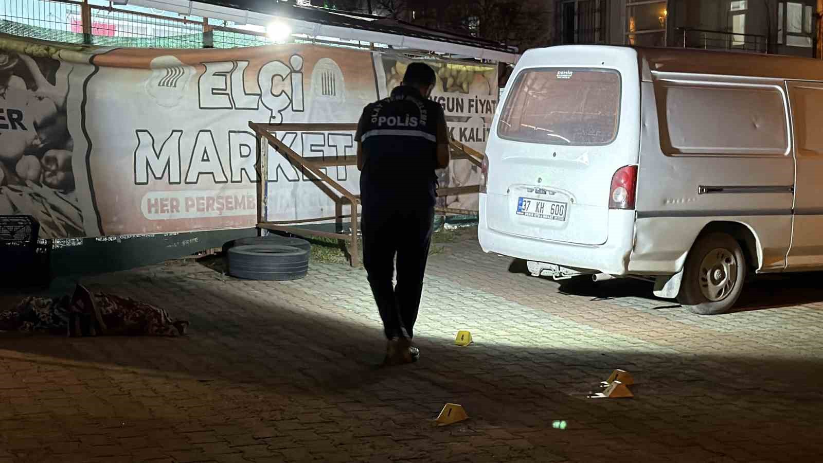 Arnavutköy’de cami avlusunda yaşlı adama silahlı saldırı: 1 yaralı 7 arnavutkoyde cami avlusunda yasli adama silahli saldiri 1 yarali 3 6vmmKKdR