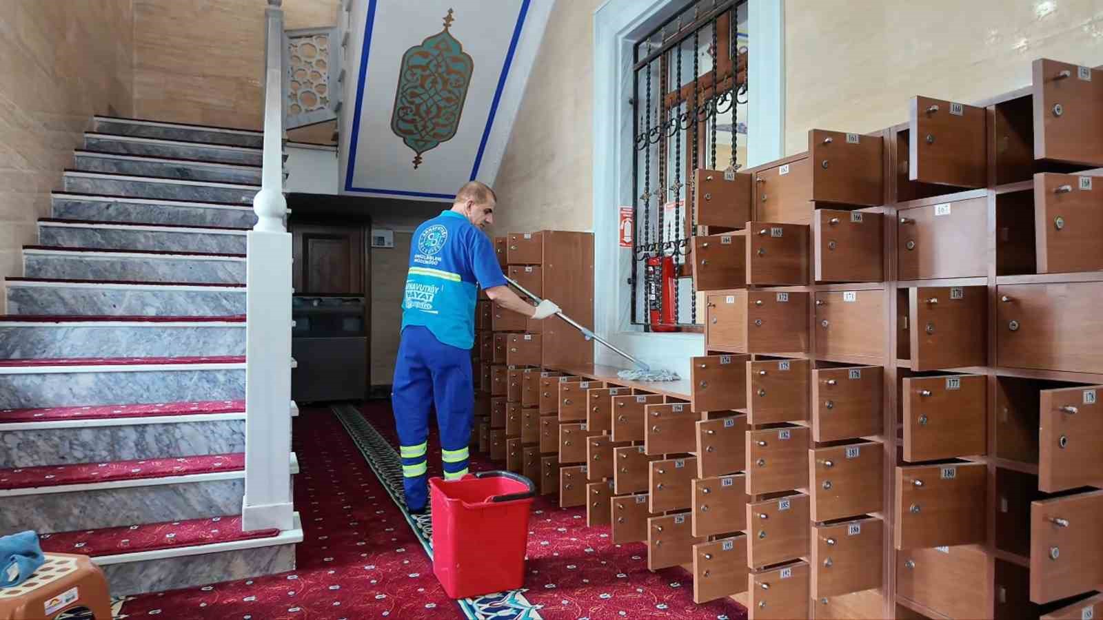 arnavutkoyde camiler bayrama hazir 4 IgksEtPM