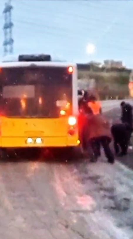 Arnavutköy’de çamurlu yolda ilerleyemeyen İETT otobüsünü vatandaşlar itti 4 arnavutkoyde camurlu yolda ilerleyemeyen iett otobusunu vatandaslar itti 0 WEVuddwL