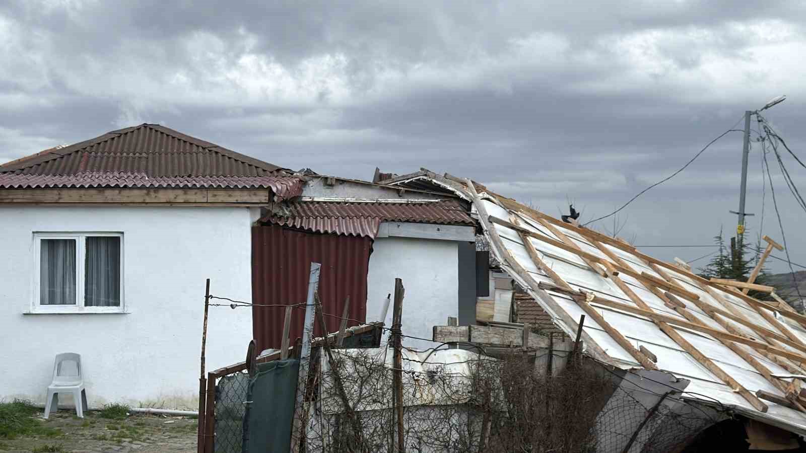 arnavutkoyde cati 30 metre ucarak baska evin uzerine dustu 1 6DwcZlfY