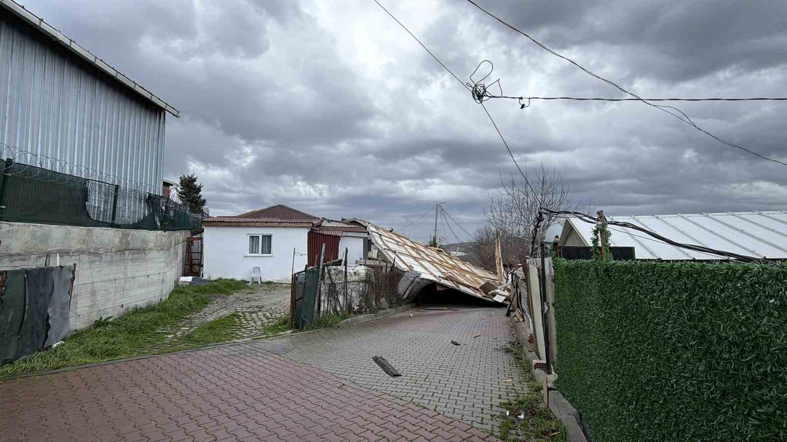 arnavutkoyde cati 30 metre ucarak baska evin uzerine dustu 10 mmYLVeXw