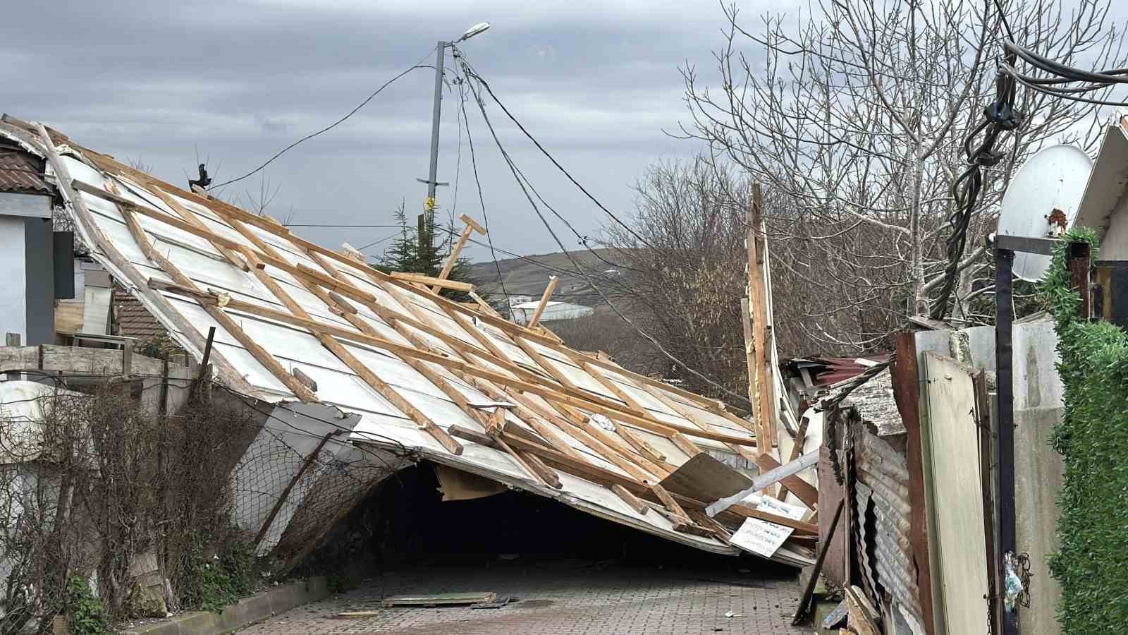 arnavutkoyde cati 30 metre ucarak baska evin uzerine dustu 2 Qr7XpuFG