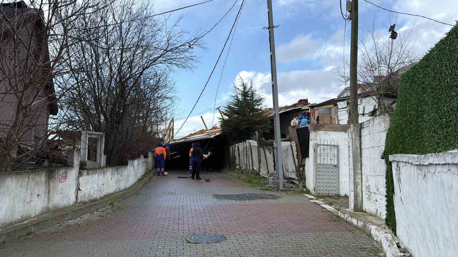 arnavutkoyde cati 30 metre ucarak baska evin uzerine dustu 3 pOaDKL4H