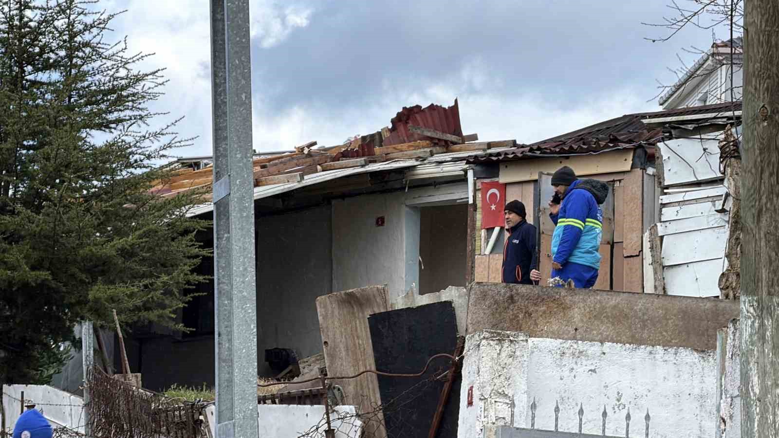 arnavutkoyde cati 30 metre ucarak baska evin uzerine dustu 4 XcAOAJ3c