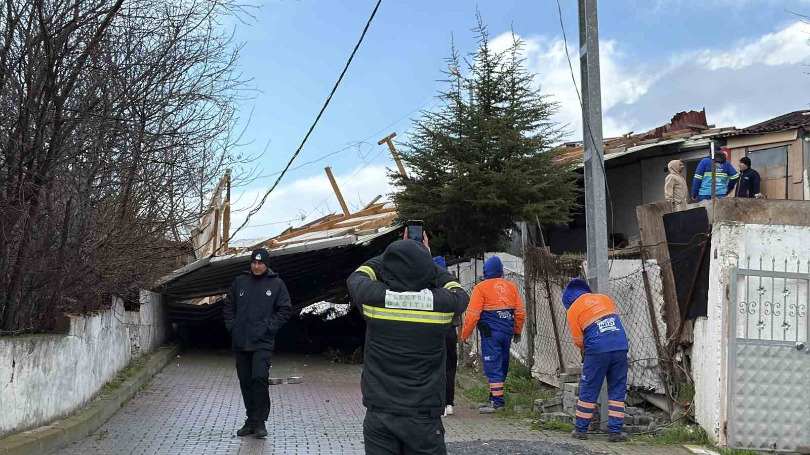 arnavutkoyde cati 30 metre ucarak baska evin uzerine dustu 5 4MLM5cE5