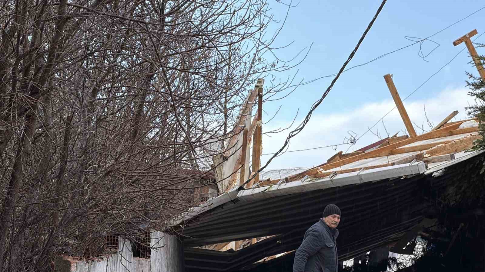 arnavutkoyde cati 30 metre ucarak baska evin uzerine dustu 6 yKDUvrtS