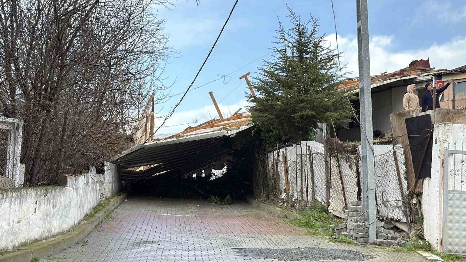 arnavutkoyde cati 30 metre ucarak baska evin uzerine dustu 7 DCSnkTVV