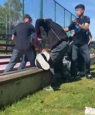 arnavutkoyde-cocuklar-arasindaki-kavga-kamerada-acimasizca-saldirdilar-AISghLkB.jpg