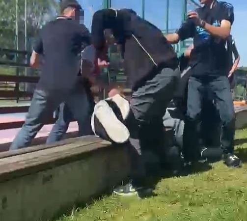 arnavutkoyde-cocuklar-arasindaki-kavga-kamerada-acimasizca-saldirdilar-AISghLkB.jpg