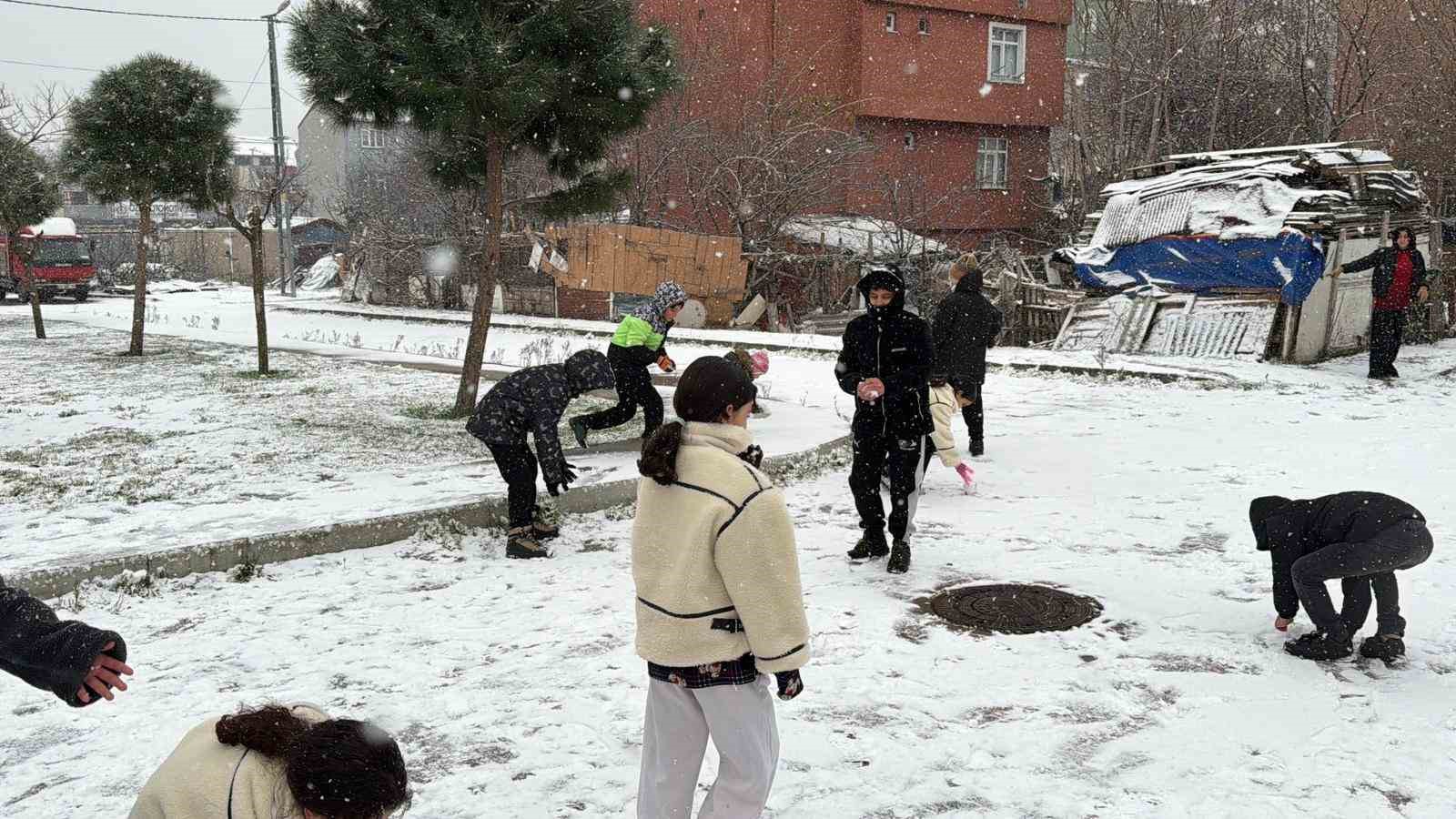 arnavutkoyde cocuklar kar topu oynayarak tatilin tadini doyasiya cikardi 0