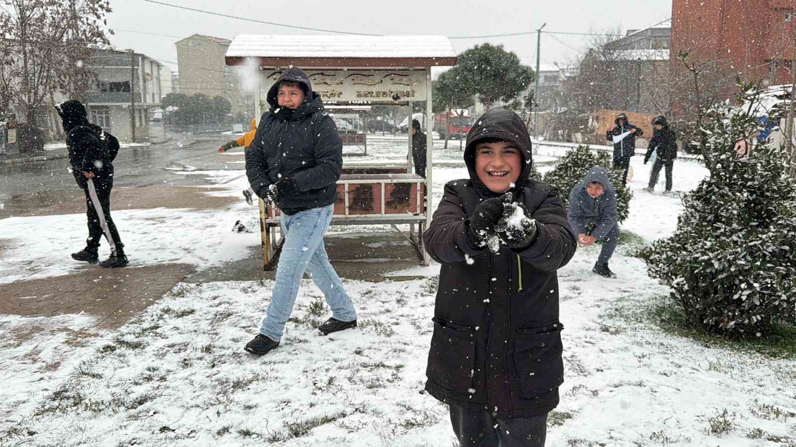 arnavutkoyde cocuklar kar topu oynayarak tatilin tadini doyasiya cikardi 1 7sLLNnrS