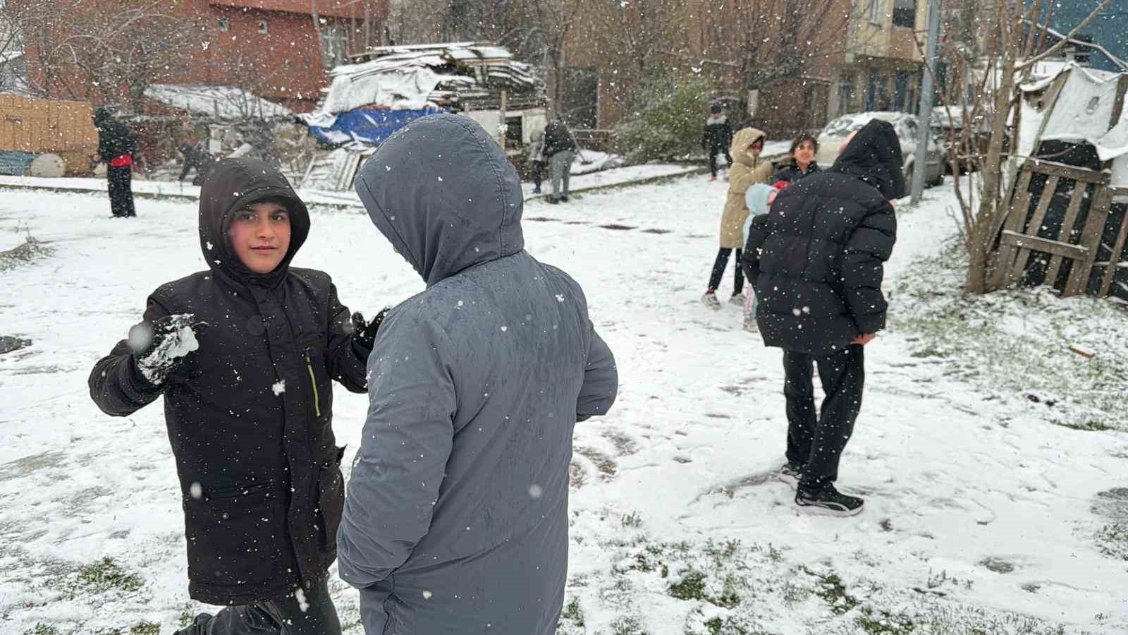 arnavutkoyde cocuklar kar topu oynayarak tatilin tadini doyasiya cikardi 2 2mcf4kyw