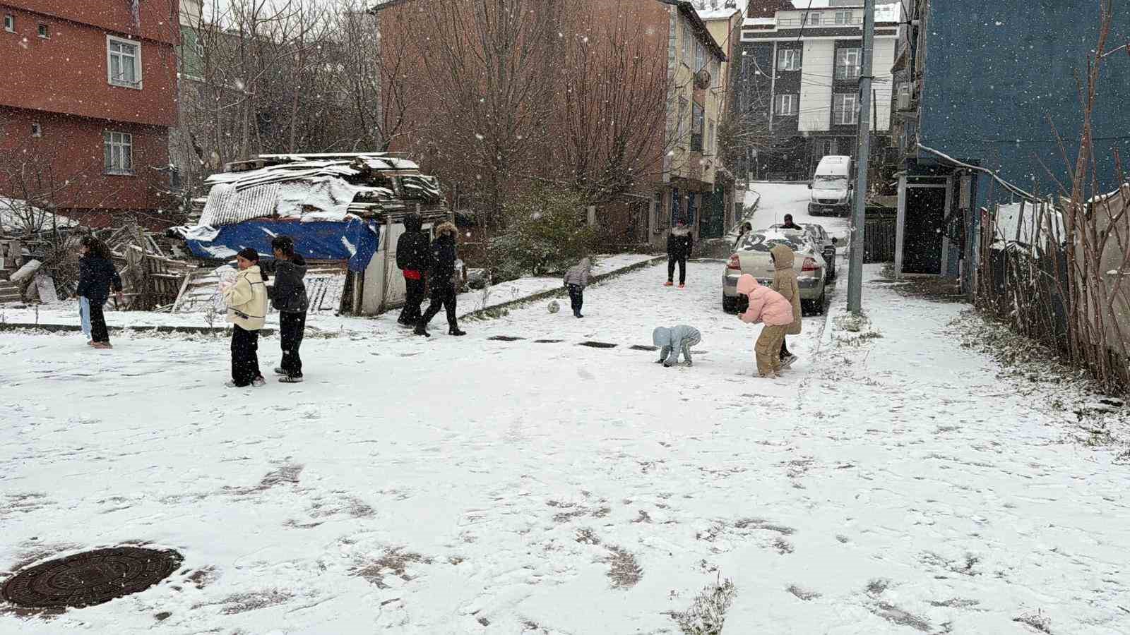 arnavutkoyde cocuklar kar topu oynayarak tatilin tadini doyasiya cikardi 3 Ra3q9LR8