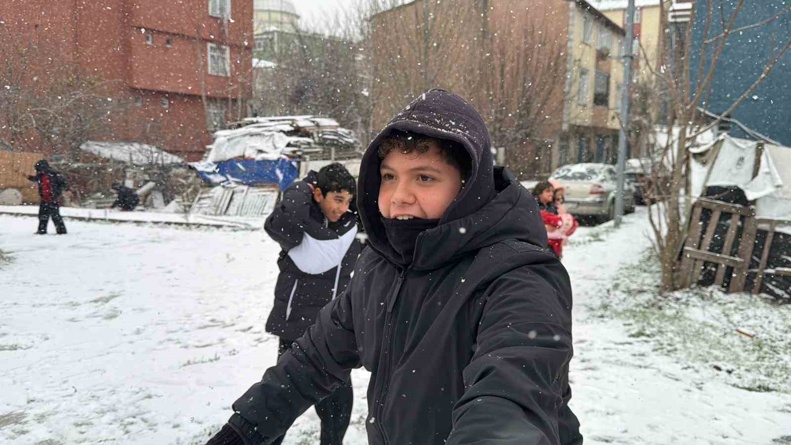 arnavutkoyde cocuklar kar topu oynayarak tatilin tadini doyasiya cikardi 4 PKY9K4Ze