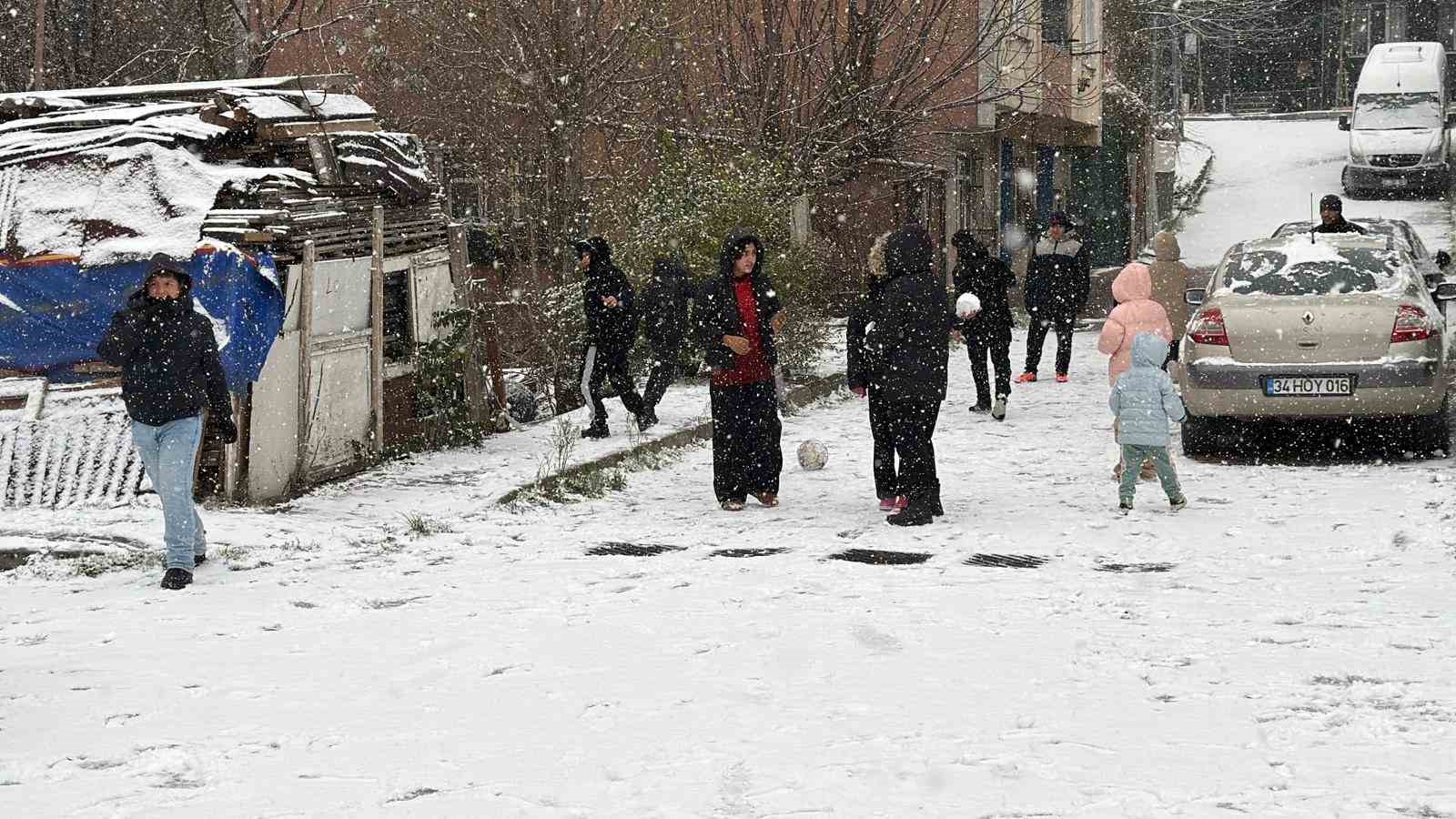 arnavutkoyde cocuklar kar topu oynayarak tatilin tadini doyasiya cikardi 5 GbldcqcZ