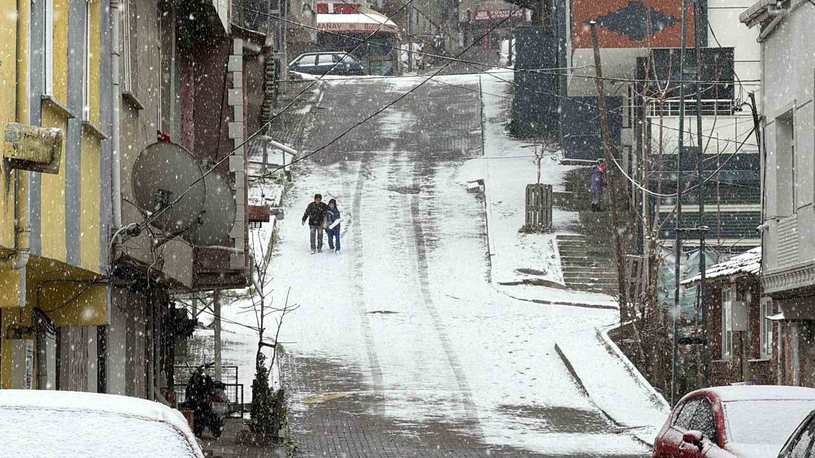 arnavutkoyde cocuklar kar topu oynayarak tatilin tadini doyasiya cikardi 6 5EIpSUHF
