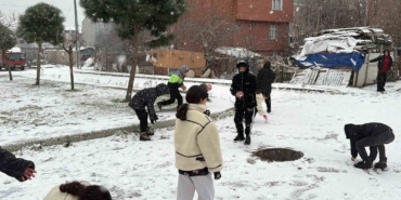 arnavutkoyde-cocuklar-kar-topu-oynayarak-tatilin-tadini-doyasiya-cikardi-b6AbqOyV.jpg