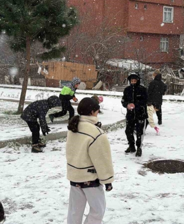arnavutkoyde-cocuklar-kar-topu-oynayarak-tatilin-tadini-doyasiya-cikardi-b6AbqOyV.jpg