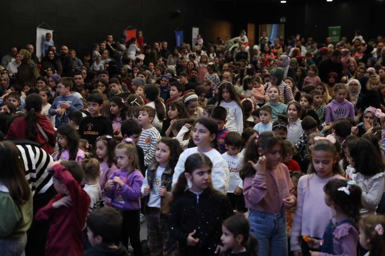 arnavutkoyde cocuklar karneyi aldi odulu kapti 1 SSLBTv8B