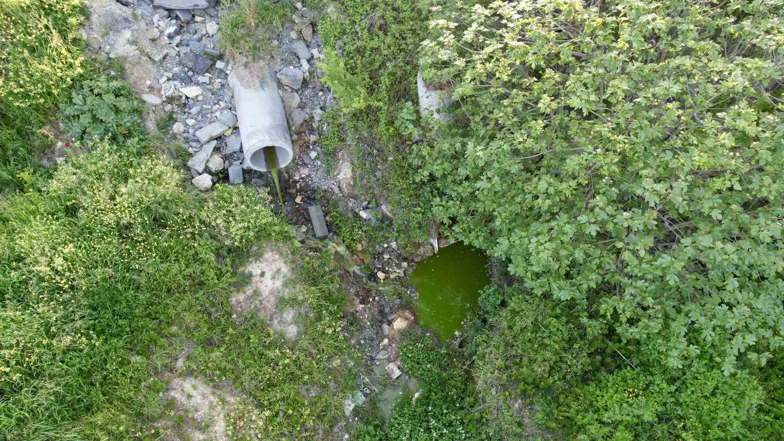 arnavutkoyde dereden akan yesil su mahalleliyi tedirgin etti 1 UPNUwNEa