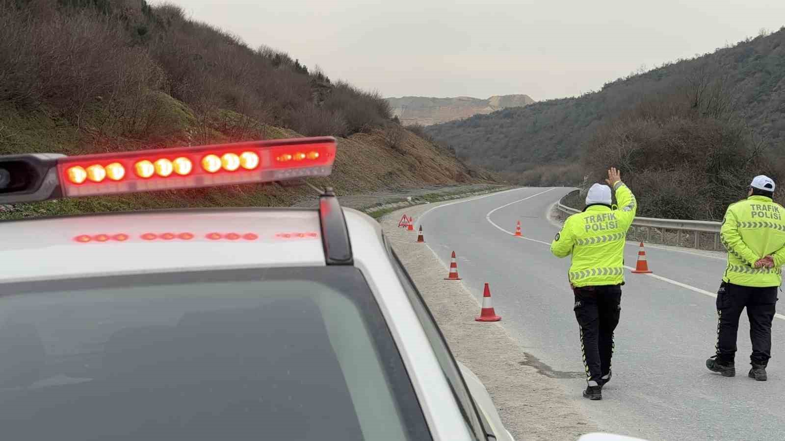 arnavutkoyde drone destekli trafik denetimi hatali sollama yapma ve ehliyetsiz arac kullanimina toplamda 96 Jf2bZ9QH