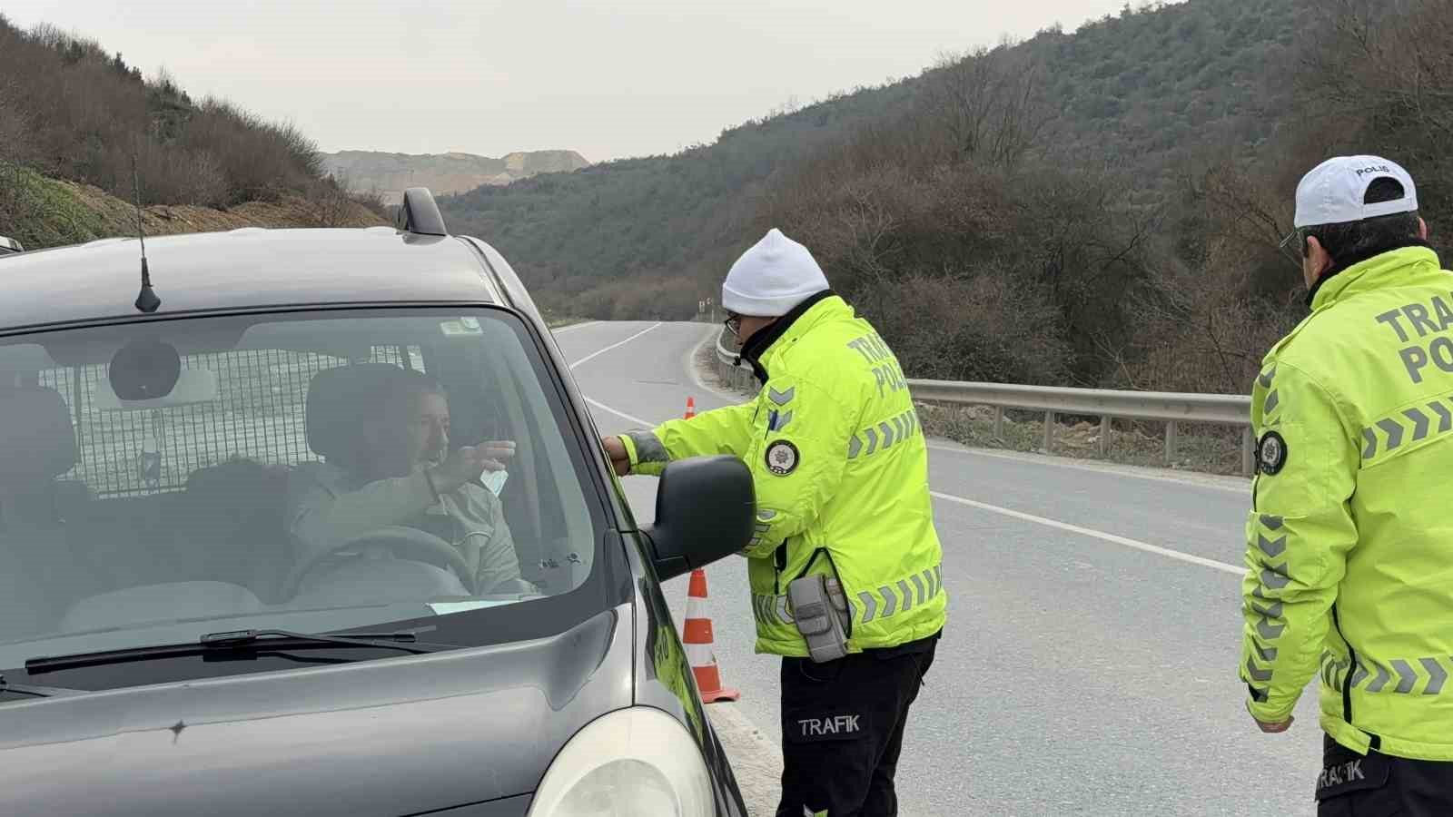 arnavutkoyde drone destekli trafik denetimi hatali sollama yapma ve ehliyetsiz arac kullanimina toplamda 96 LiMjFZ54