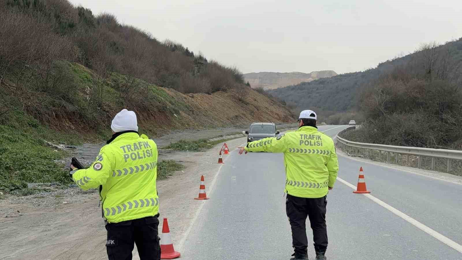arnavutkoyde drone destekli trafik denetimi hatali sollama yapma ve ehliyetsiz arac kullanimina toplamda 96