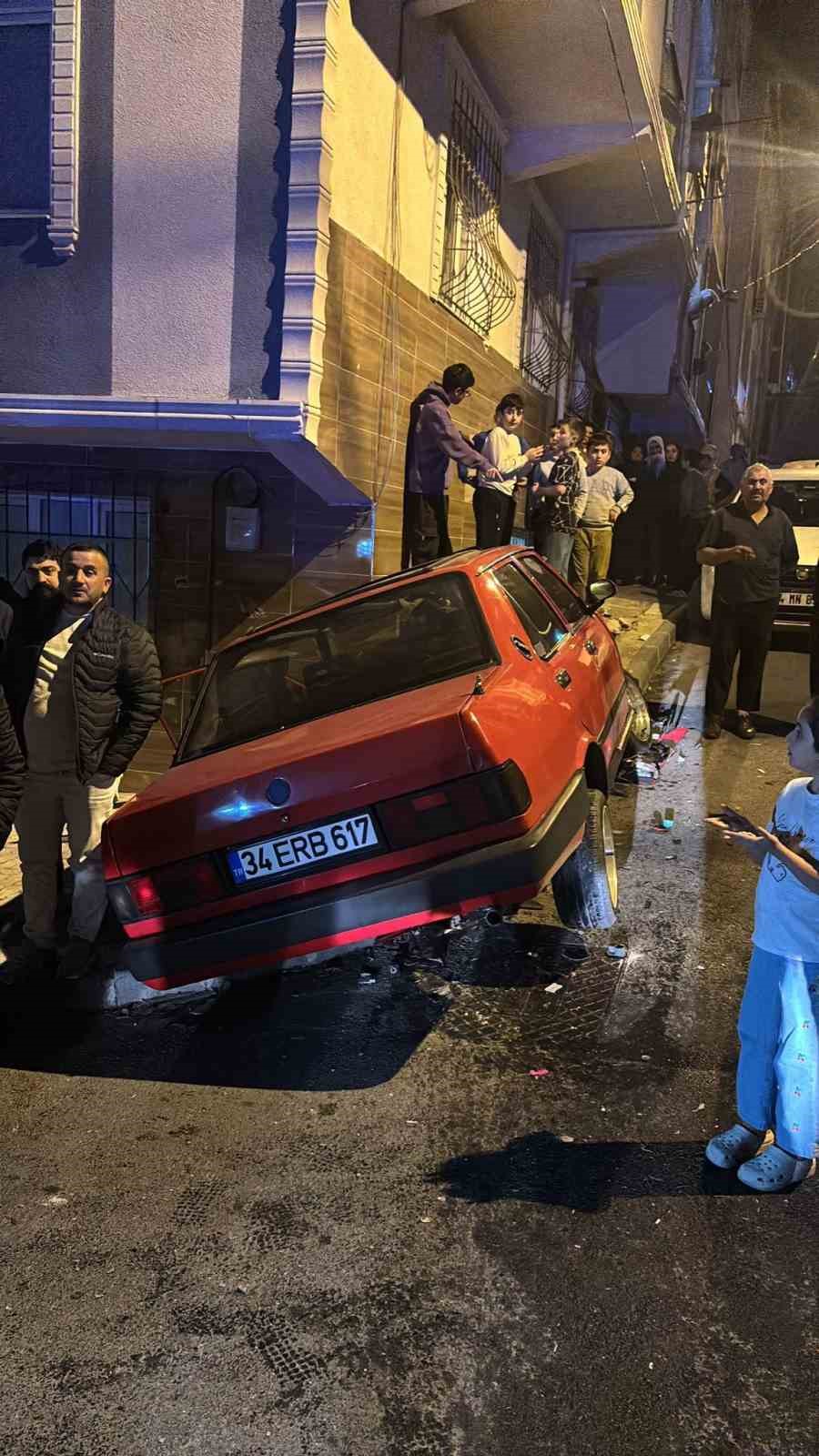 arnavutkoyde ehliyetsiz surucu polisten kacarken kaza yapti 1 qciLR6GC