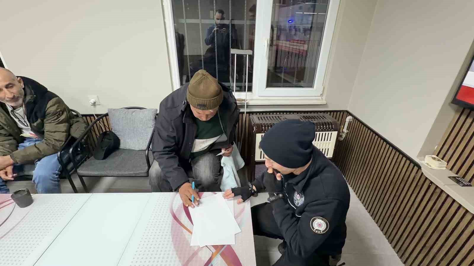 arnavutkoyde engelli vatandas buldugu parayi polise teslim etti 0 BgnN5wBI