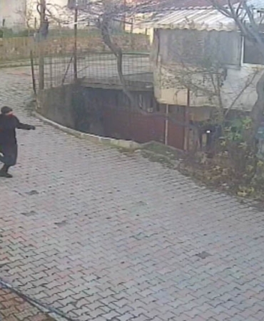 arnavutkoyde-film-sahnelerini-aratmayan-gasp-kacan-supheli-ayagina-sikarim-diye-tehdit-etti-kNEFybmS.jpg