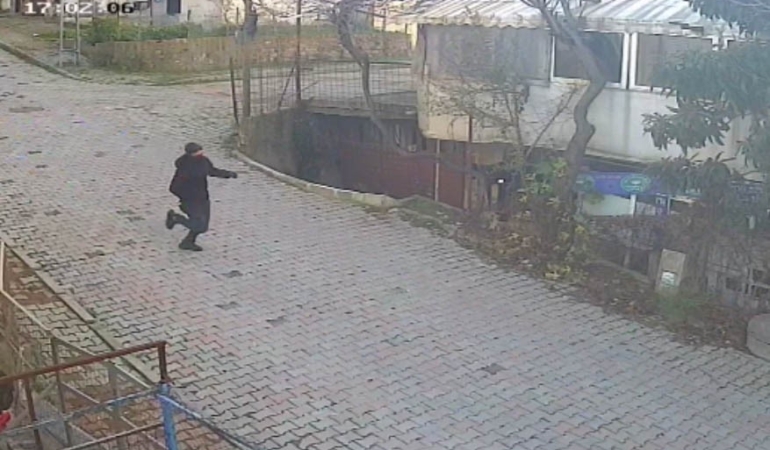 arnavutkoyde-film-sahnelerini-aratmayan-gasp-kacan-supheli-ayagina-sikarim-diye-tehdit-etti-kNEFybmS.jpg