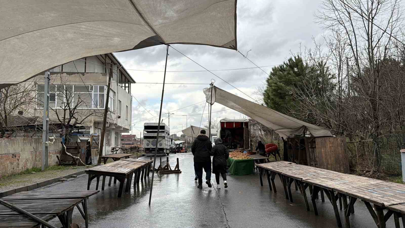 arnavutkoyde firtina pazari vurdu 0800den beri cadiri kuramadilar 0 lXQk6n8T