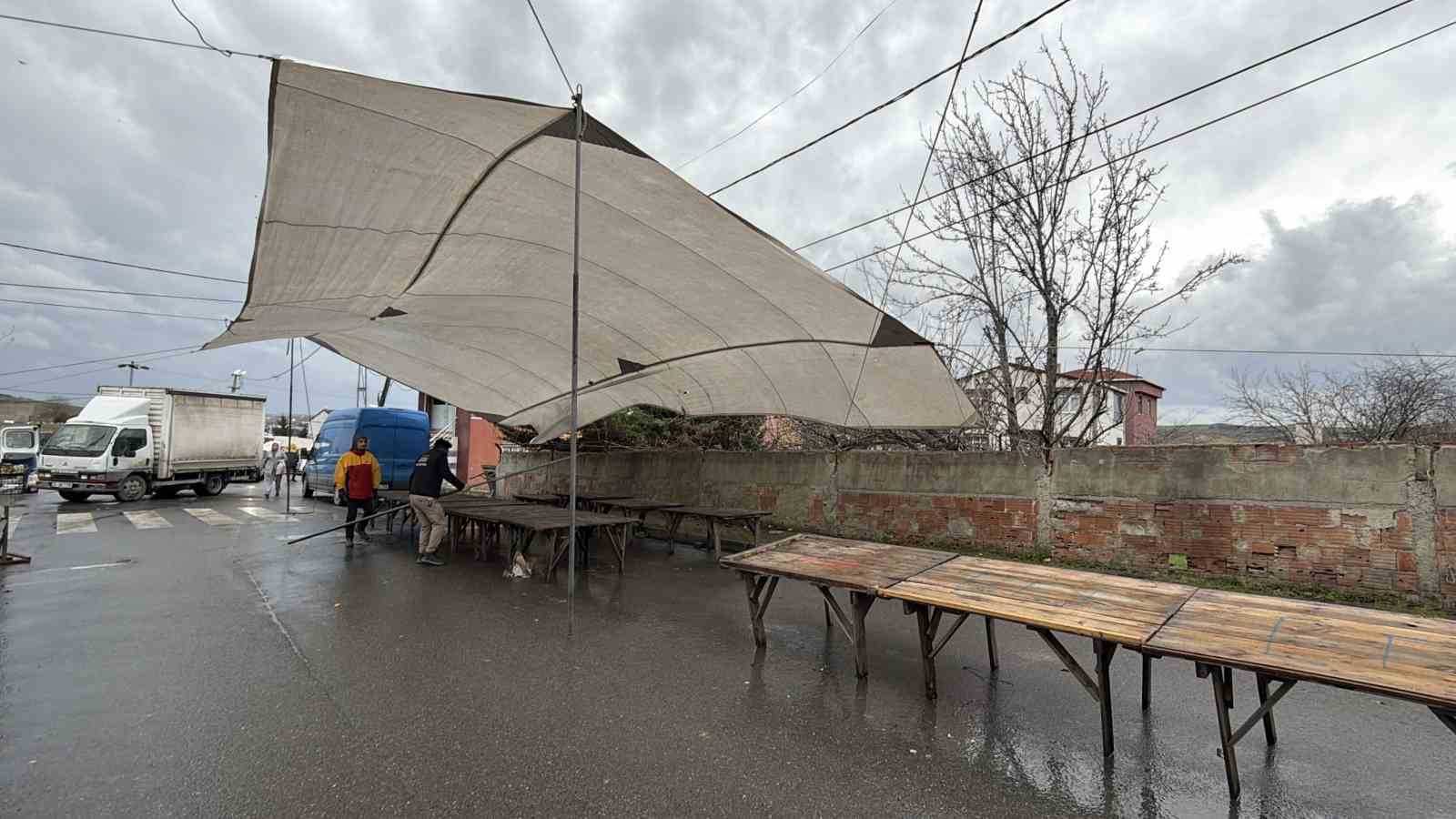 arnavutkoyde firtina pazari vurdu 0800den beri cadiri kuramadilar 3 9344dDS4