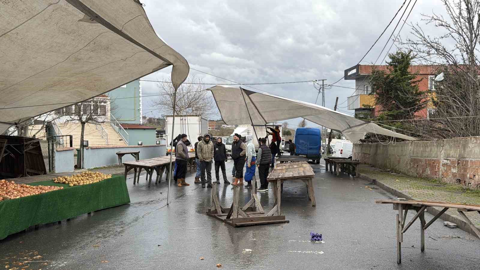 arnavutkoyde firtina pazari vurdu 0800den beri cadiri kuramadilar 4 ZA16ITvQ
