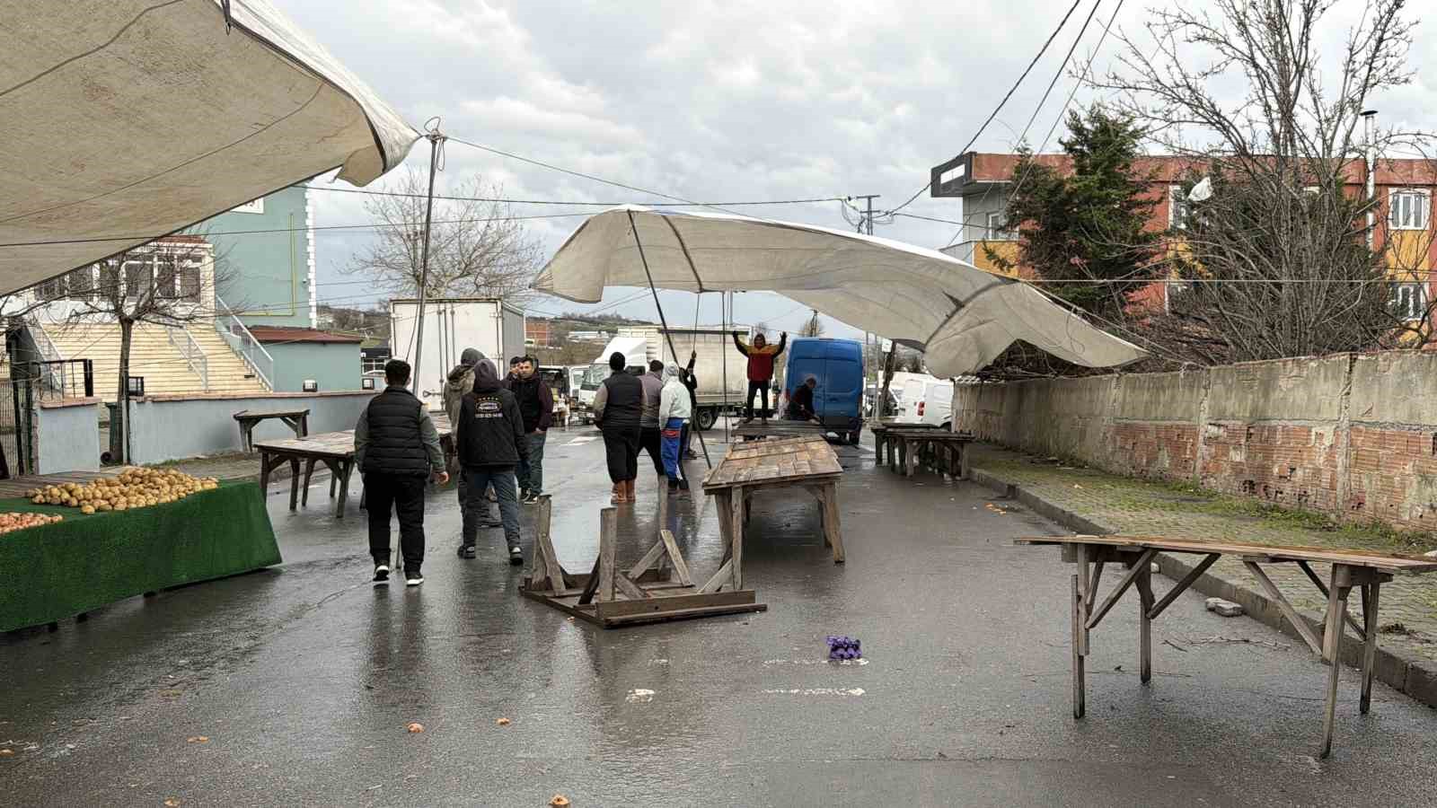 arnavutkoyde firtina pazari vurdu 0800den beri cadiri kuramadilar 5 i88npPcs