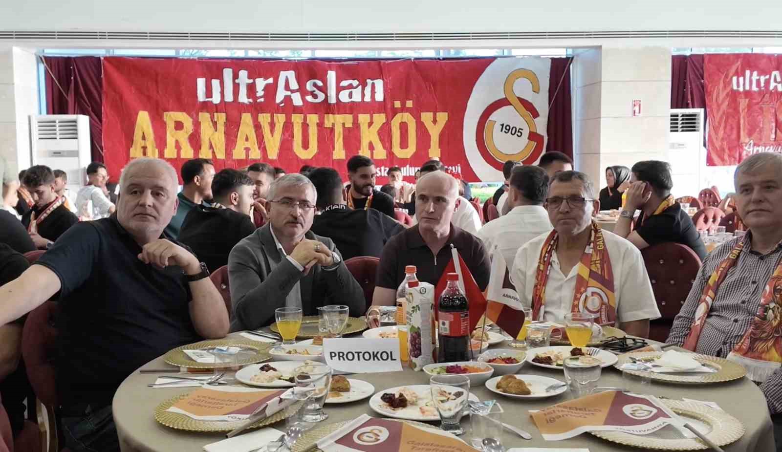 arnavutkoyde galatasaraylilar hem 26 sampiyonlugu hem de derneklerinin 10 yilini kutladi 1 iPaREXgC