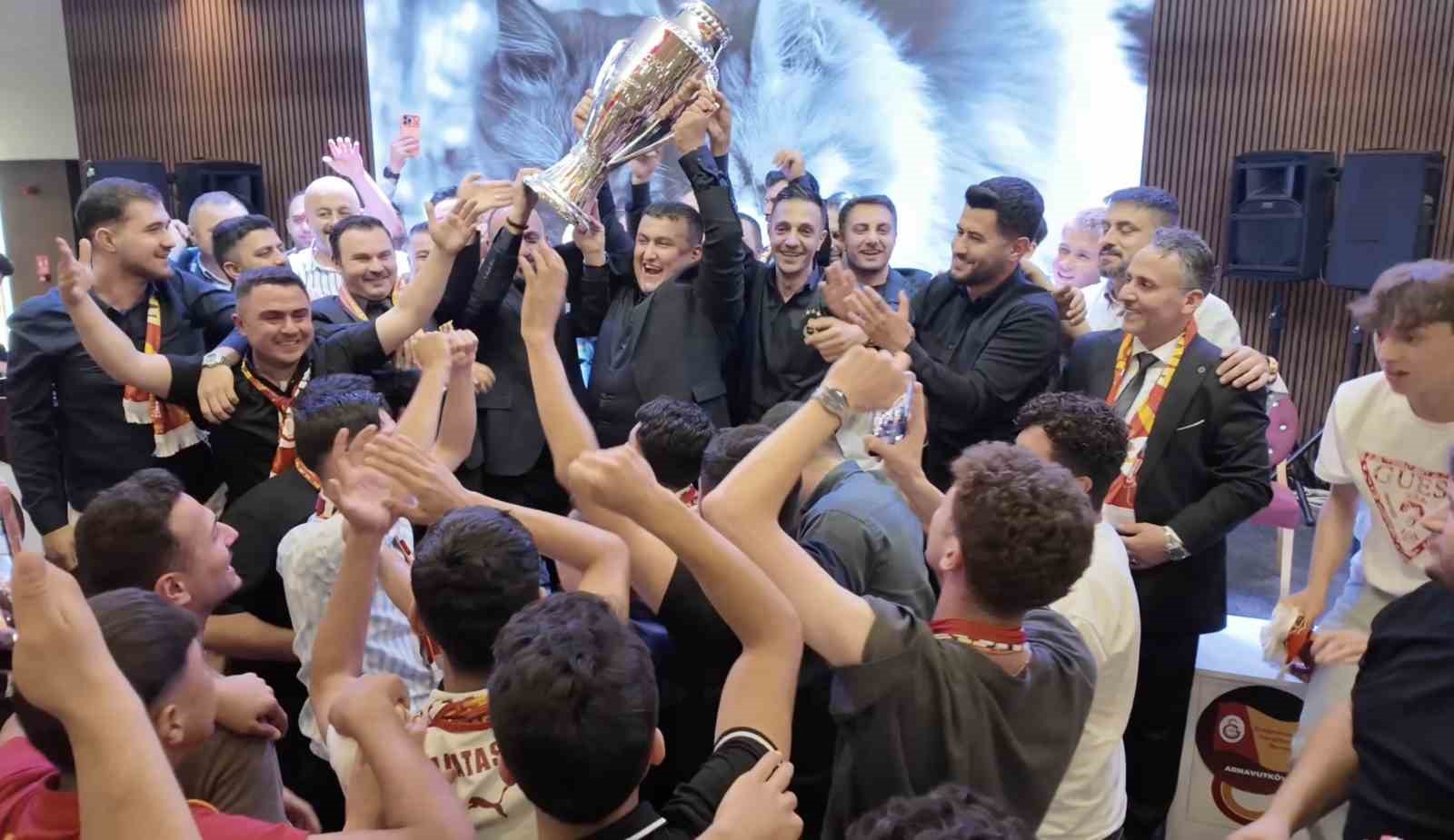 arnavutkoyde galatasaraylilar hem 26 sampiyonlugu hem de derneklerinin 10 yilini kutladi 2 G6mEflDB
