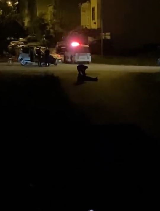 arnavutkoyde gece yarisi sokak ortasinda kavga polis guclukle mudahale etti 0