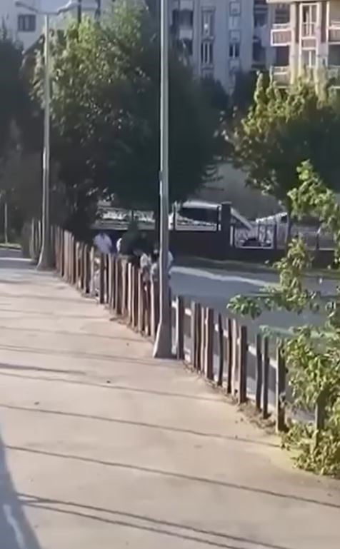arnavutkoyde genclerin acimasizca kavgasi kamerada 1 He2UtXgP