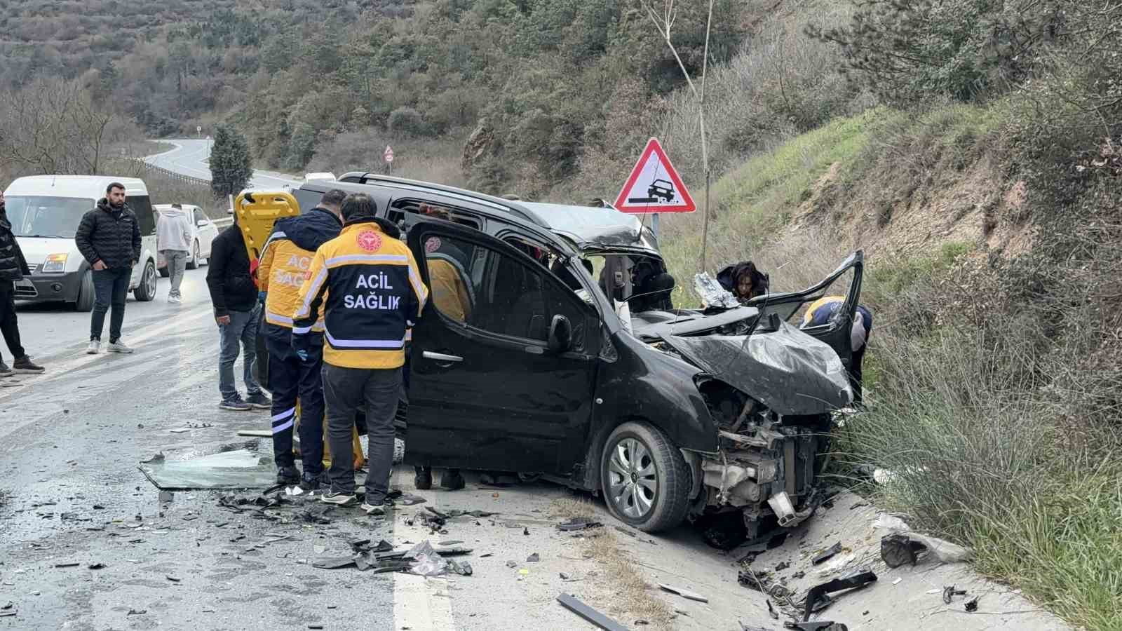 arnavutkoyde hafif ticari arac ile hafriyat kamyonu carpisti 1 olu 2 yarali 1