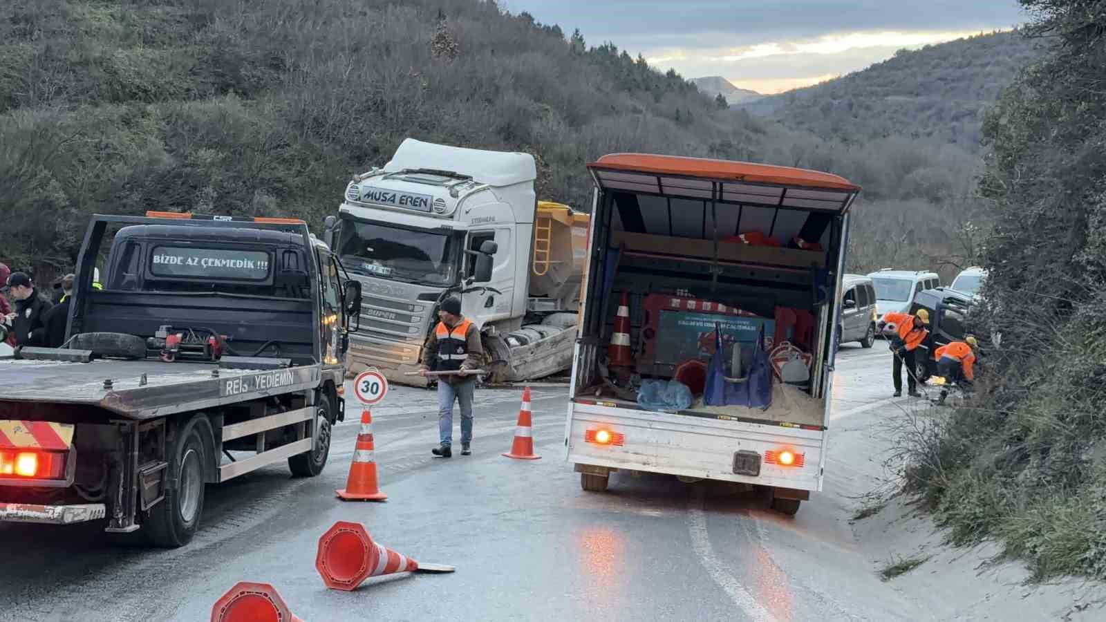 arnavutkoyde hafif ticari arac ile hafriyat kamyonu carpisti 1 olu 2 yarali 10 dJC3BUiV