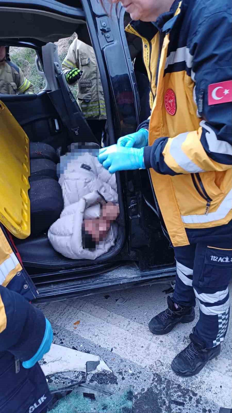 arnavutkoyde hafif ticari arac ile hafriyat kamyonu carpisti 1 olu 2 yarali 11 HhYknfKT