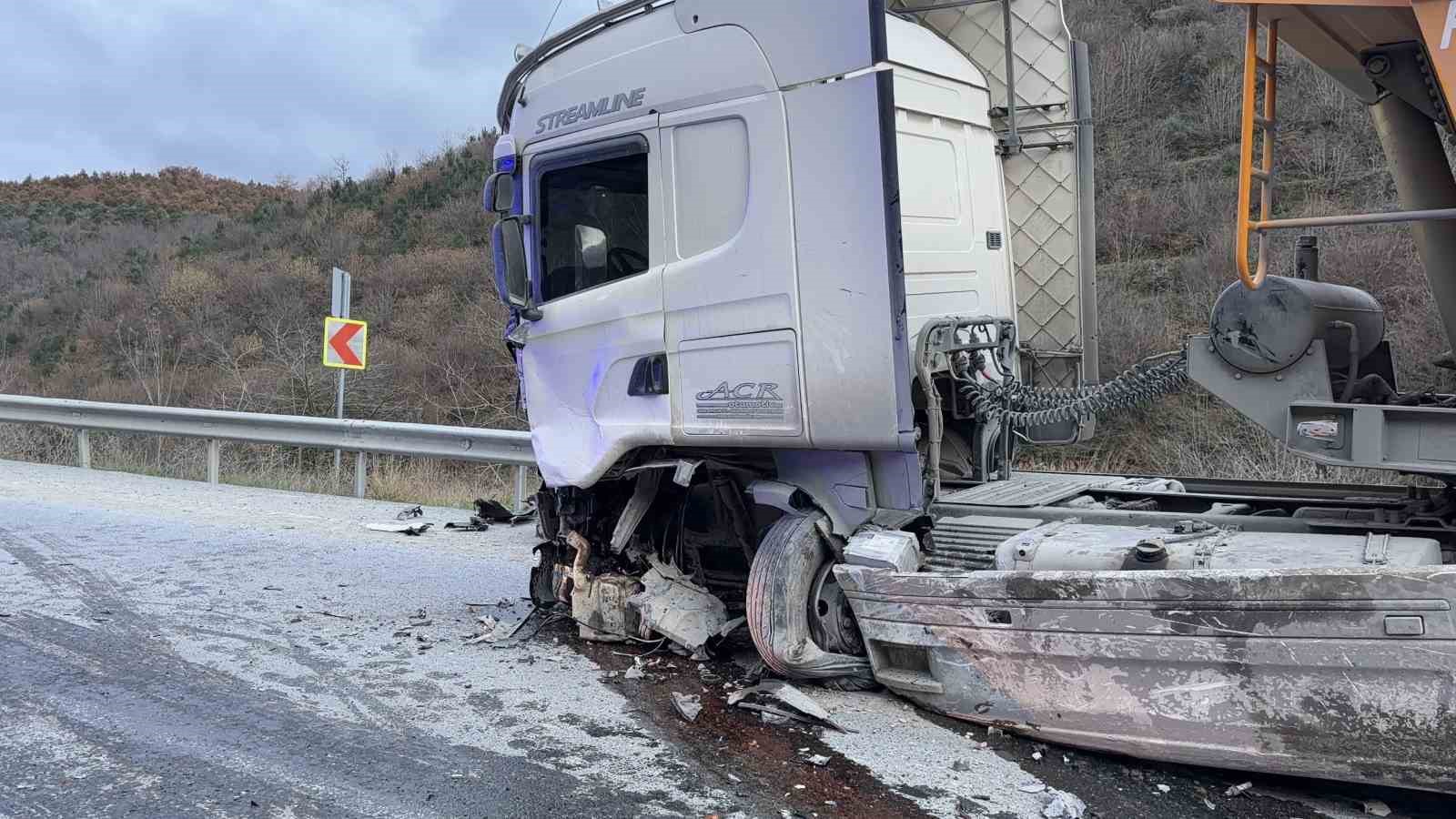 arnavutkoyde hafif ticari arac ile hafriyat kamyonu carpisti 1 olu 2 yarali 3 uch6DXmt