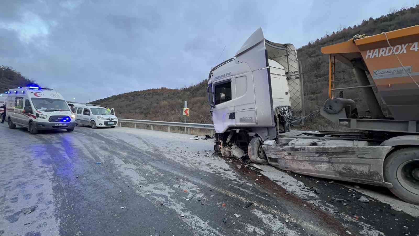 arnavutkoyde hafif ticari arac ile hafriyat kamyonu carpisti 1 olu 2 yarali 4 3tQOBwHv